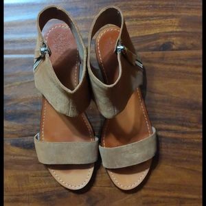 Size 9 1/2 Vince Camuto flat suede sandals
